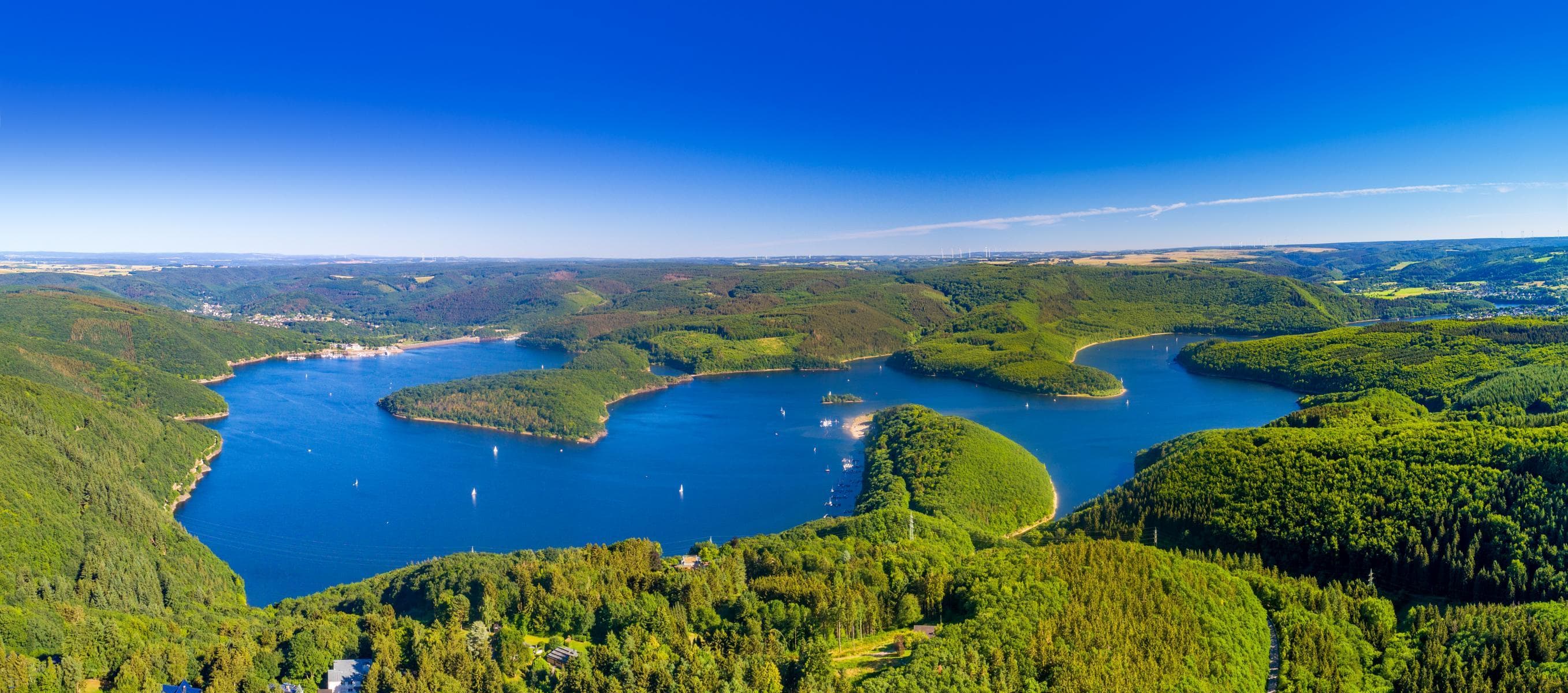 Naturheilkunde – Stausee und Wald in der Eifel